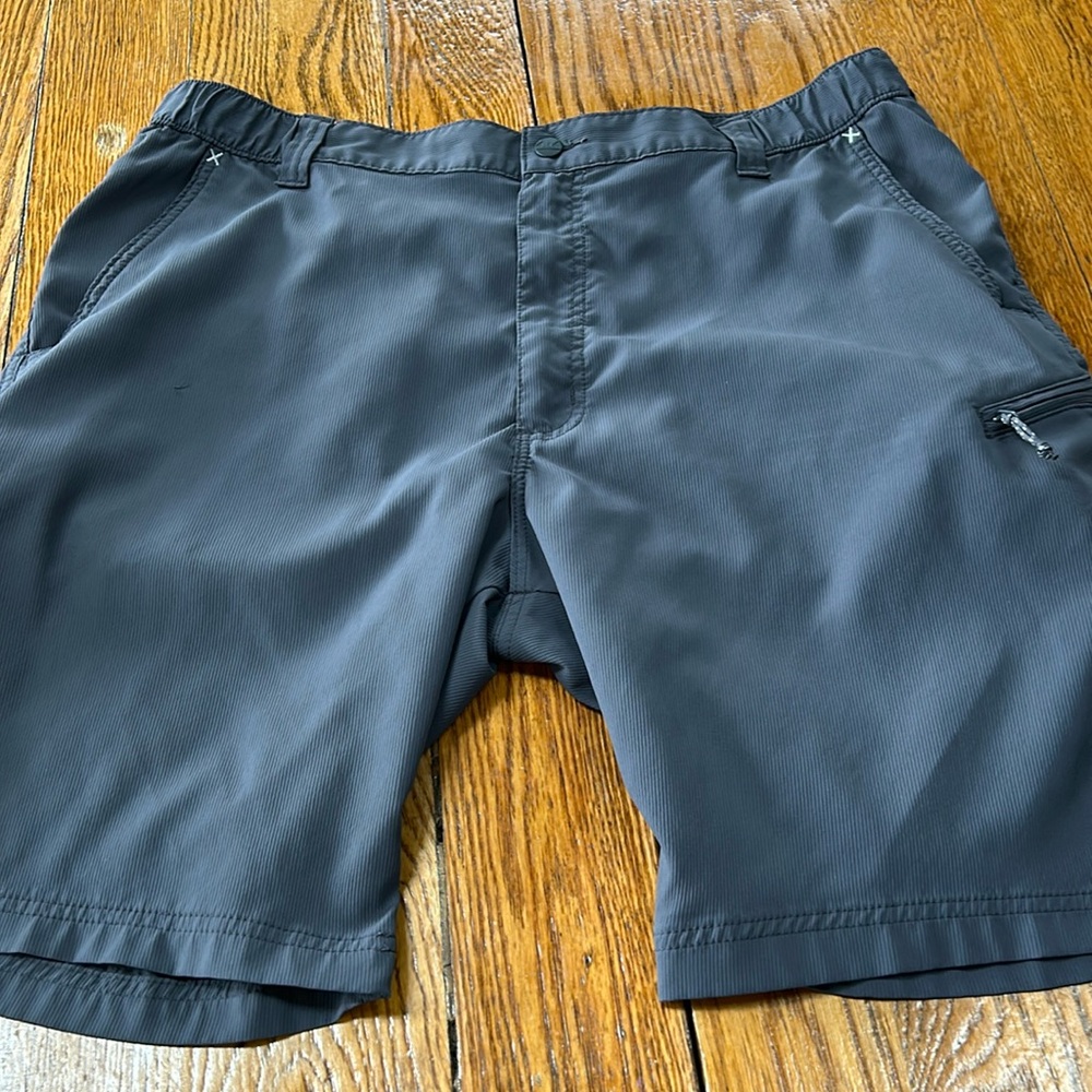 Wrangler polyester Men’s casual shorts.  Zip pockets. Gray. Size 38.